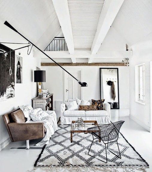 Sala de estar en blanco con sofá de piel