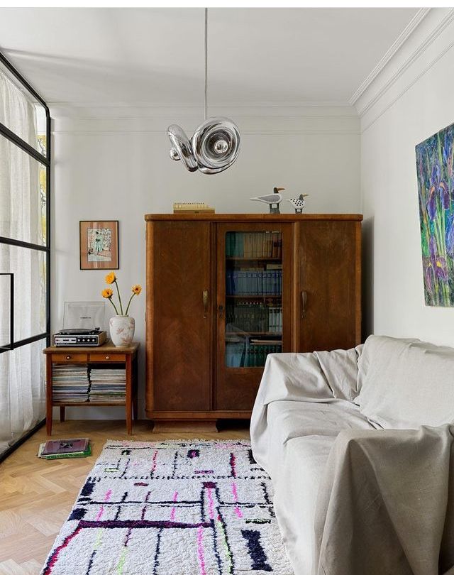 Salita con alfombra sofá, armario y alfombra Azilal abstracta