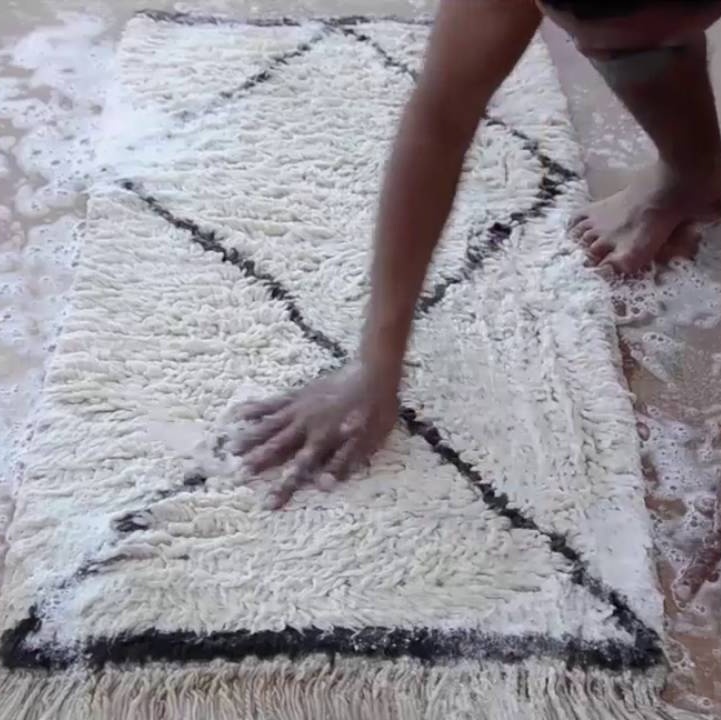 Lavar alfombra de lana en casa