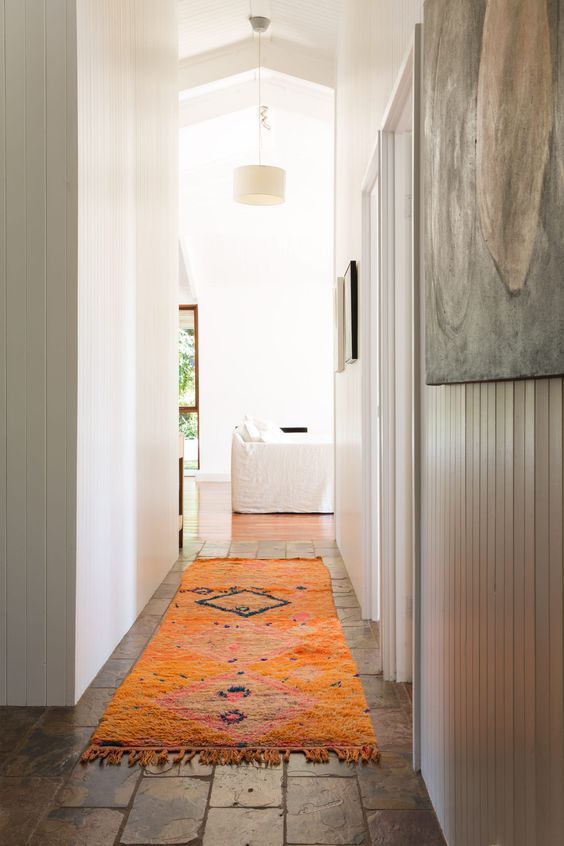 pasillo con alfombra naranja